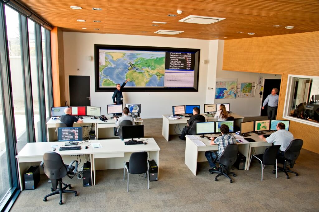 Salle d’analyse des signaux géophysiques du Cenalt;