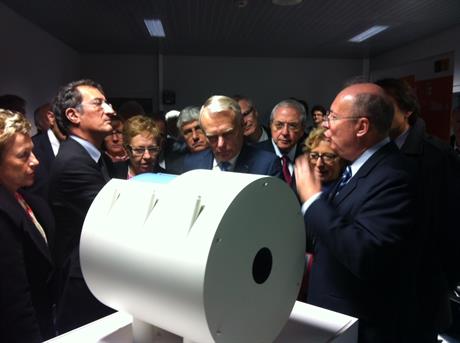 Le Premier ministre Jean-Marc Ayrault devant la maquette du futur aimant ISEULT, à NeuroSpin