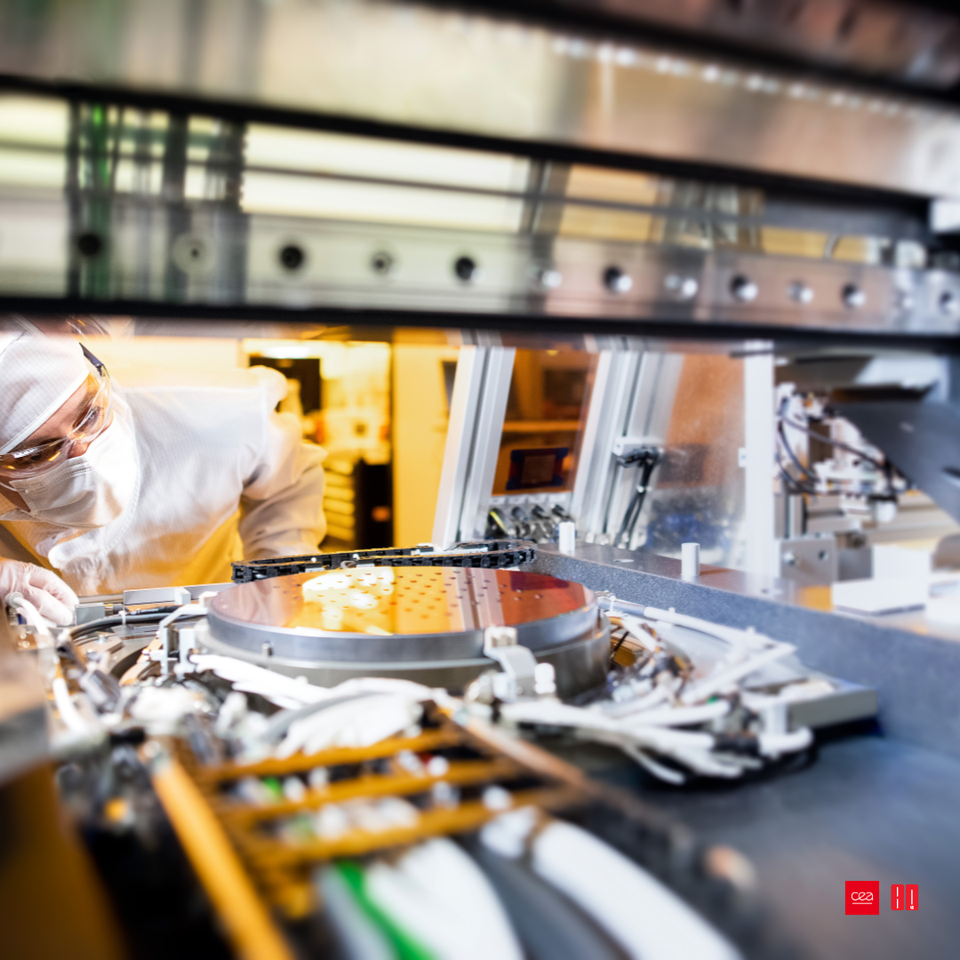 Aujourd’hui, les salles blanches du CEA-Leti abritent des équipements de pointe qui assurent l’ensemble de la chaîne de production, depuis le wafer jusqu’à la puce. © CEA/A.Aubert