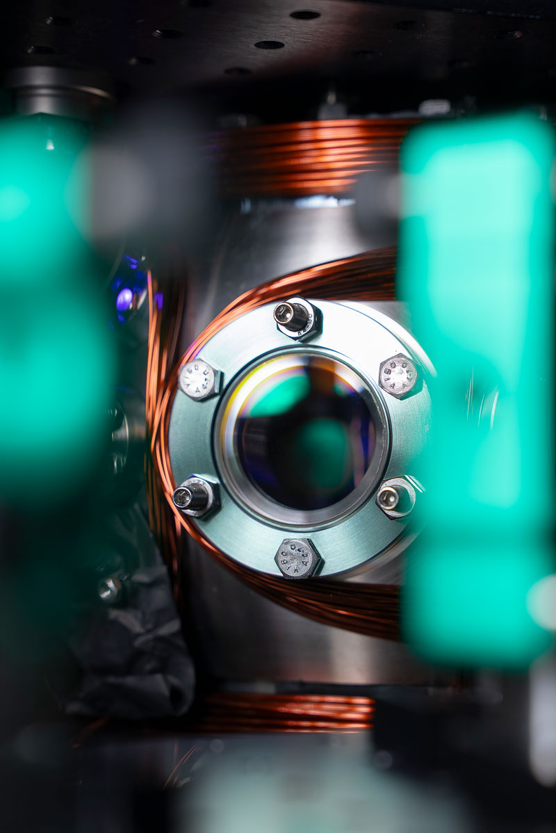 Chambre à vide de Pasqal, élément central du cœur optique où les atomes sont piégés et manipulés par des pinces optiques 