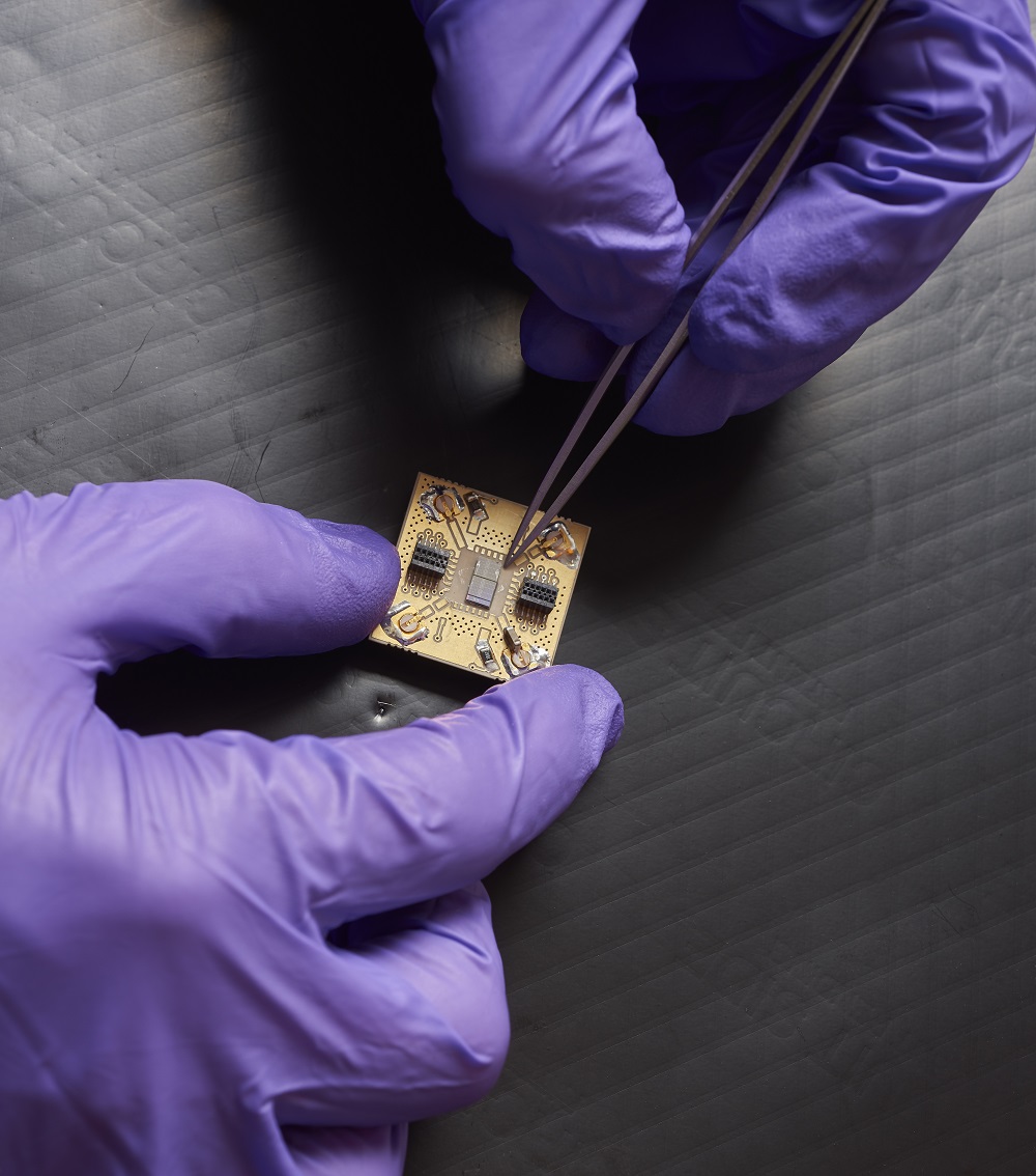 Etude à très basse température des circuits silicium fabriqués au CEA-Leti. Montage des puces silicium sur leur porte-échantillon utilisable à très basse température - © D. Guillaudin / CEA Silicium Basse température - Copie.jpg