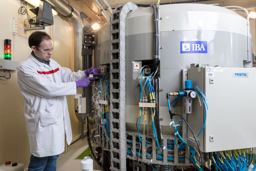 Cyclotron du SHFH qui permet de produire des radiotraceurs pour la médecine nucléaire