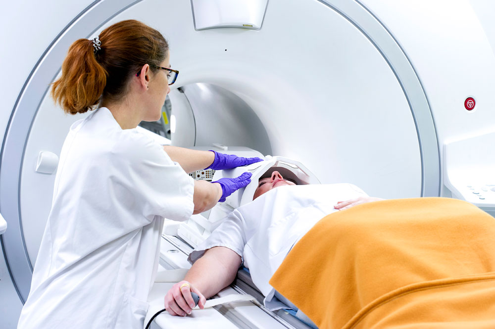 Réalisation d'un examen d'imagerie TEP/IRM au Service hospitalier Frédéric Joliot.