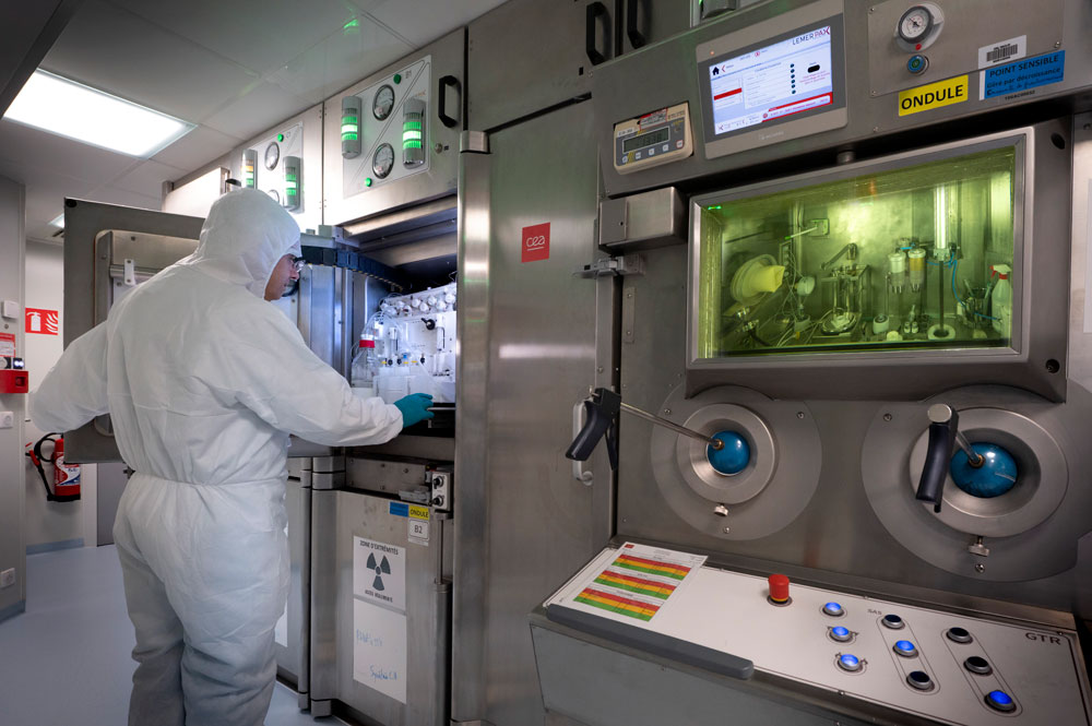 Laboratoire de radiochimie  du SHFJ, avec ses enceintes  blindées