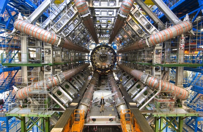Vue centrale du détecteur Atlas du LHC, avec ses huit bobines entourant le calorimètre 