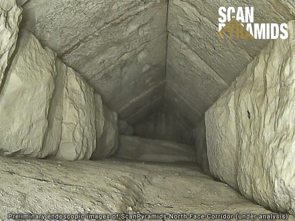 L'équipe de ScanPyramids observe une cavité découverte par l'imagerie muonique