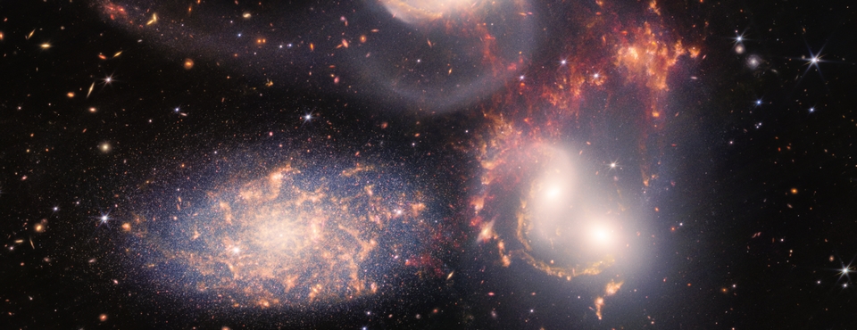 Image du quintette de Stephan obtenue par le télescope spatial James Webb. En rouge sur cette image, les flambées de formation d'étoiles engendrées par la collision de quatre galaxies de ce quintette sont révélées par les observations de l'instrument Miri. © NASA, ESA, CSA, STScI Image de la collision de quatre galaxies obtenue par le télescope spatial James Webb.